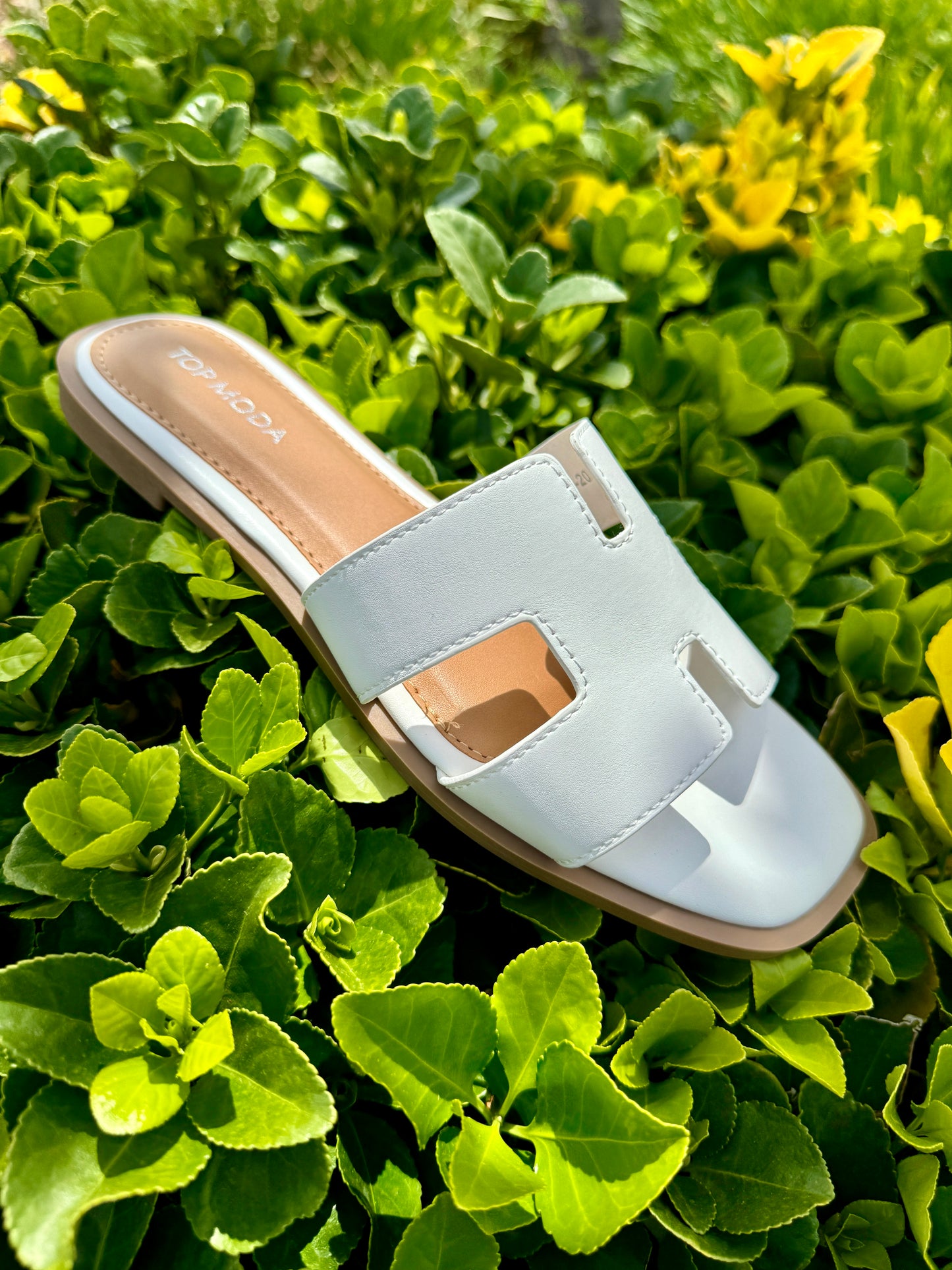 Elio Cutout Flat Sandals