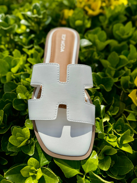 Elio Cutout Flat Sandals