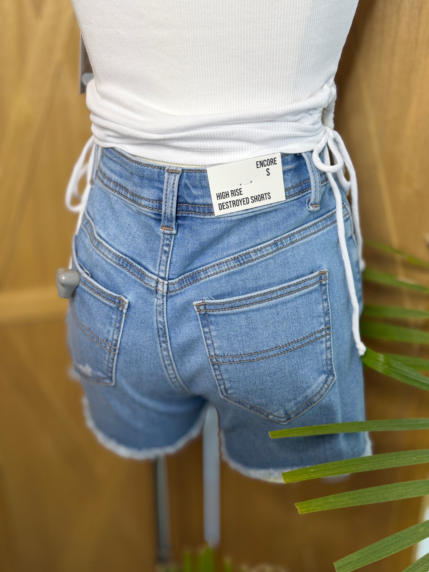 Nessa Dest. Chew Fray Hem Shorts